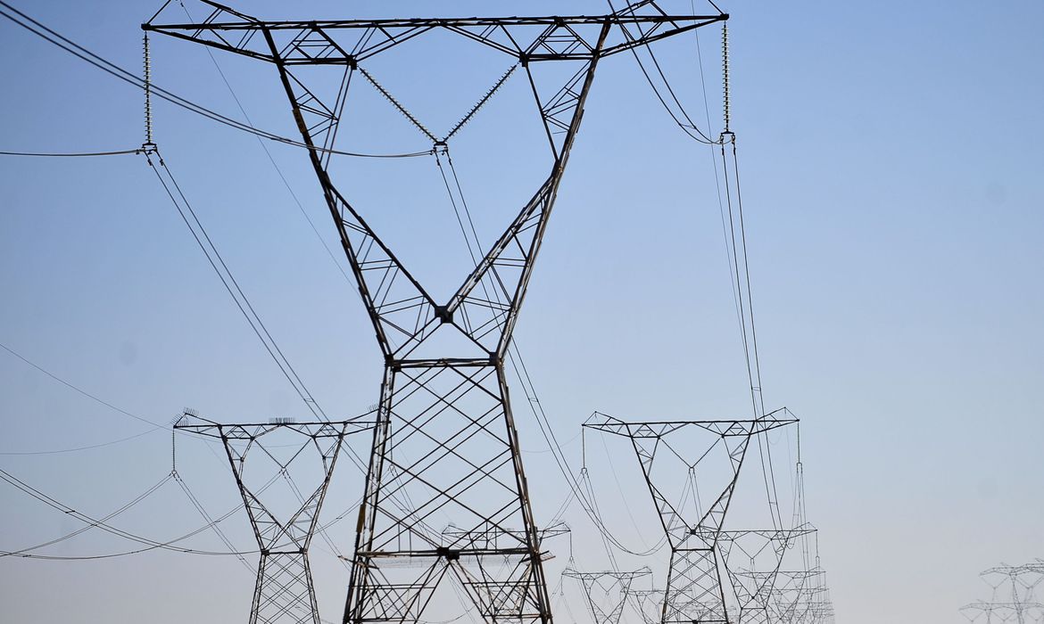 Balões podem causar acidentes com linhas de transmissão e causar queda da energia
